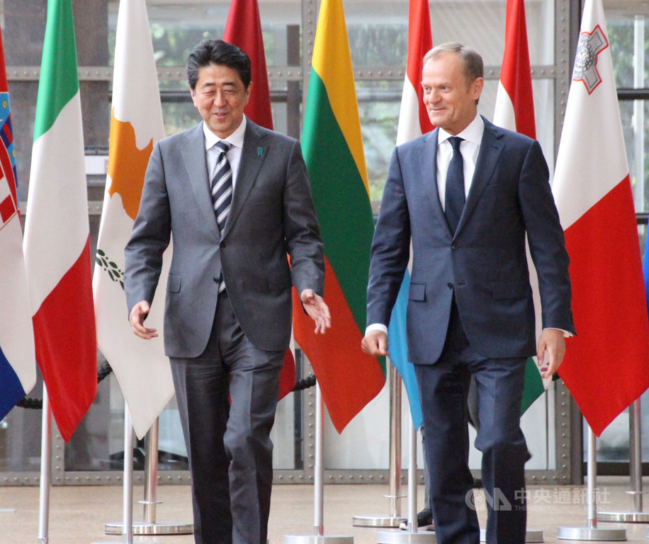 日本首相安倍晉三(左)4月25日抵達位於比利時布魯塞爾的歐盟總部,歐洲理事會主席圖斯克親自歡迎。中央社記者唐佩君布魯塞爾攝 108年4月26日