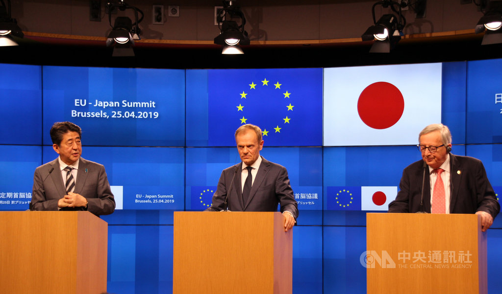 日本首相安倍晉三(左)4月25日與歐洲理事會主席圖斯克(中)及歐盟執委會主席榮科(右)召開峰會,會後3人共同舉行記者會。中央社記者唐佩君布魯塞爾攝 108年4月26日