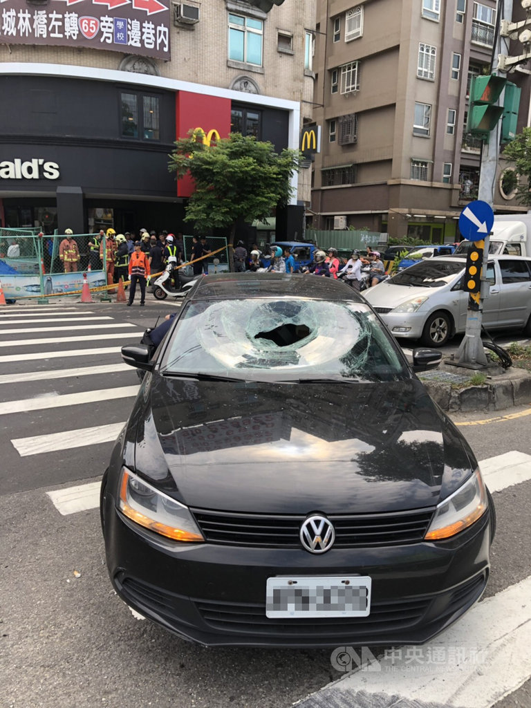 新北市板橋區溪城路一處工地26日上午施工地下管線時,下水道人孔蓋爆開,砸到一輛轎車的前擋風玻璃,當場碎裂。(警方提供)中央社記者黃旭昇新北傳真 108年4月26日