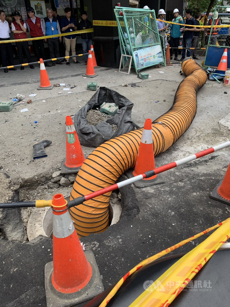 新北市樹林污水下水道工程26日發生氣爆,現場一片凌亂,勞工局調查這起工安意外,事後在現場排放通風管,儘速抽排下水道內的氣體,避免災害擴大。(勞工局提供)中央社記者黃旭昇新北傳真 108年4月26日