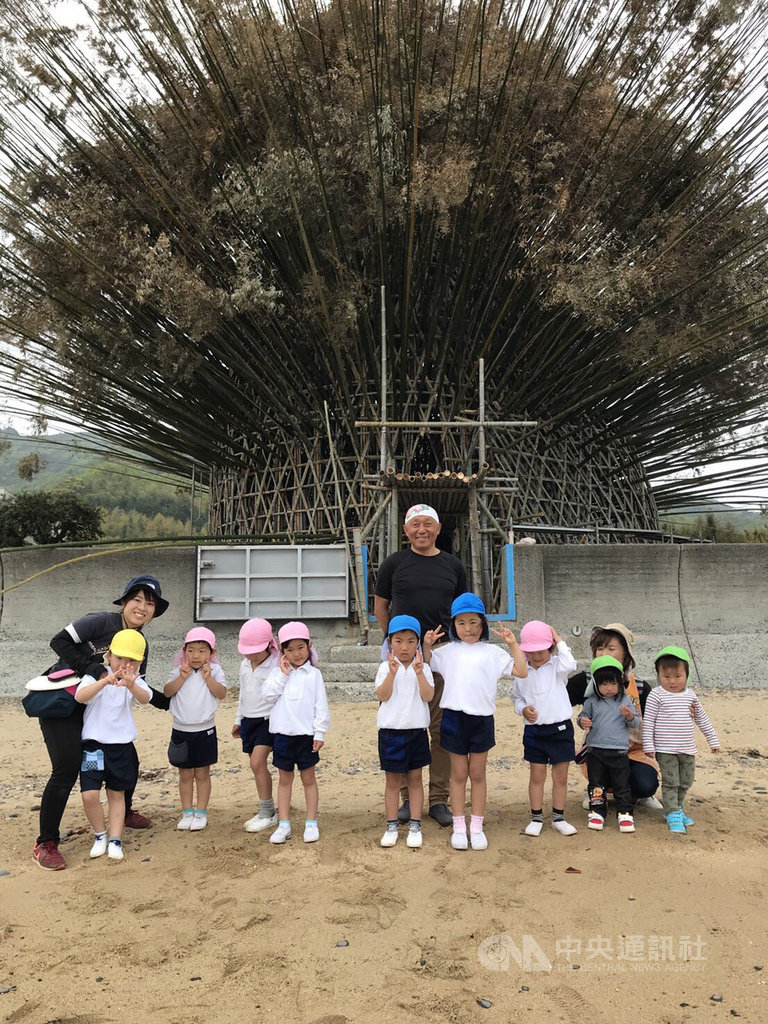 瀨戶內國際藝術祭2019於26日在日本香川縣高松港周邊開幕,林舜龍推出大型仿深海生物的作品「跨越國境‧波」。(林舜龍提供)中央社記者楊明珠東京傳真 108年4月26日