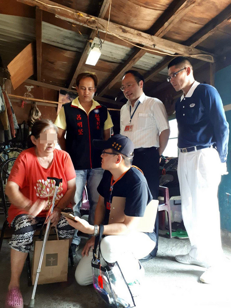 5月母親節將屆,法務部矯正署花蓮監獄近日結合慈濟基金會訪視收容人弱勢家庭,並特別錄製收容人想對媽媽說的話,一名年近80歲的母親(前左)聽到女兒說「會好好的服刑」時,頓時淚流滿面。(花蓮監獄提供)中央社記者盧太城花蓮傳真 108年4月26日