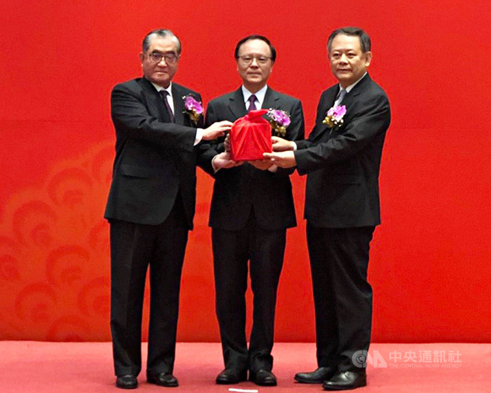 華南金控新任董事長張雲鵬(右)26日表示,將全力以赴,在原有業務基礎下持續提升,創造第二個、甚至第三個獲利引擎,帶領百年老店,再創佳績。交接典禮由獨立董事吳癸森擔任監交人(中),前華南金代理董事長林明成(左)將印信交給張雲鵬。(圖由華南金控提供)中央社記者吳佳蓉傳真 106年4月26日