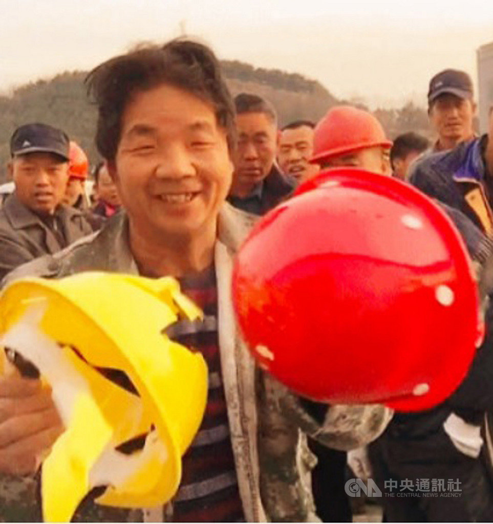 中國勞工安全也搞形式主義,4月上旬,一名竇姓工人用手機拍下一段「工人和領導安全帽對比」的影片上傳網路。他手持兩頂安全帽用力對撞後,工人戴的黃色安全帽直接裂開,紅色的則完好無損。(取自微博)中央社 108年4月27日