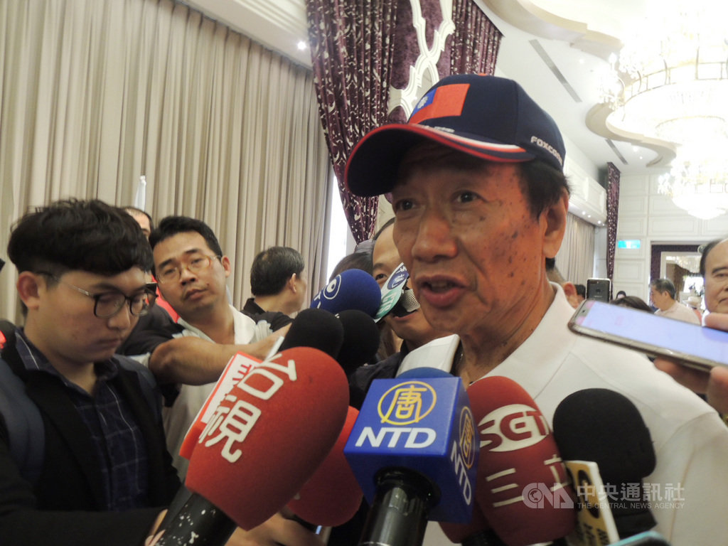 鴻海集團董事長郭台銘(右)28日出席中華民國鄉鎮市長聯合促進會第一屆第二次會員大會,會後受訪表示,他先前提出的「國防靠和平」被批評,是大家曲解他的意思,不是完全不買武器,而是應該將錢花在刀口上。中央社記者郝雪卿攝 108年4月28日