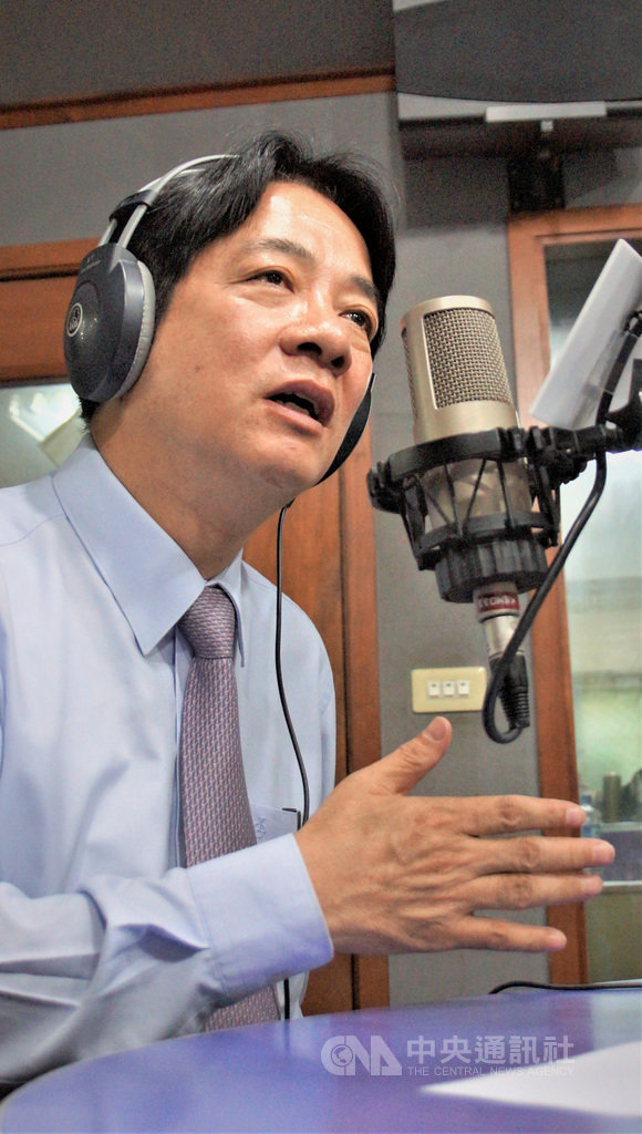 前行政院長賴清德(圖)28日到高雄市微微笑電台上「聽醫生講看覓」廣播節目接受專訪表示,他如果為自己而選總統,2016年民進黨氣勢大好時就會出來選,這次在民進黨最困難的時候出來,他不是為他個人,而是為台灣前途出來承擔。中央社記者程啟峰高雄攝 108年4月28日