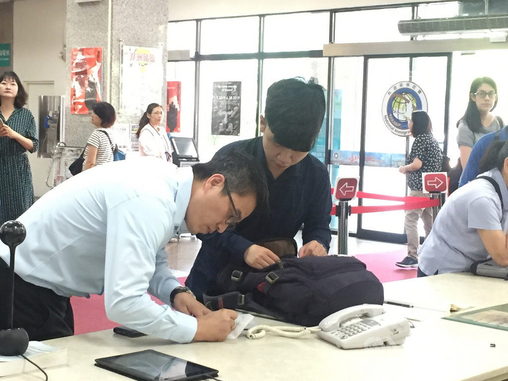 嘉南藥理大學陸生李家寶(中,著黑衣者)日前發表反對習近平專制言論,29日早上前往移民署,以政治庇護為由提出專案長期居留申請。中央社記者黃麗芸攝 108年4月29日