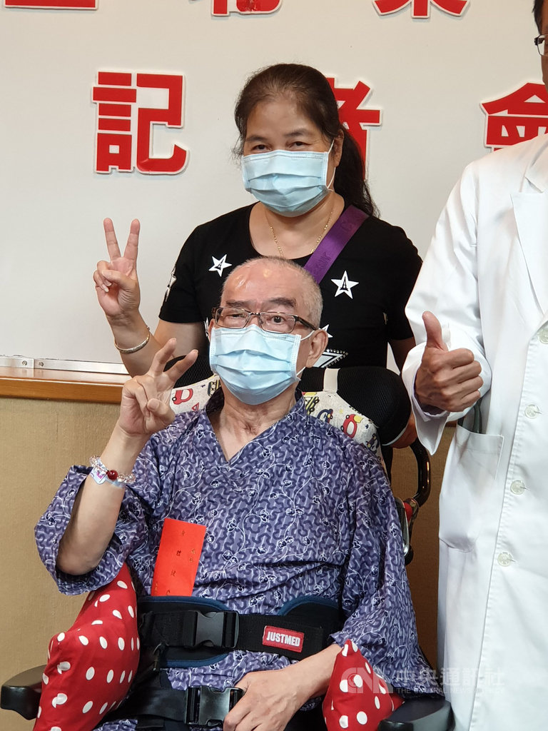 60歲王先生(前)三度中風,全身癱瘓、無法言語,終日臥床長達7個月,輾轉到台北榮民總醫院治療,用神經調控高速顱外磁刺激術結合藥物及復健等治療,王先生終於恢復說話能力,且上肢也開始能動作。中央社記者陳偉婷攝 108年4月29日