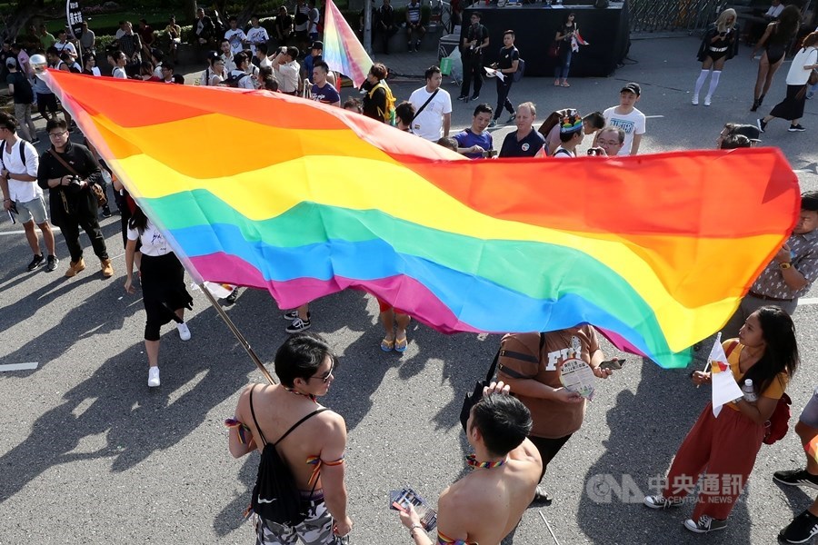 107年台灣同志大遊行從凱道集結出發,許多民眾拉起大型彩虹旗走在街頭,表達期待落實婚姻平權等訴求。(中央社檔案照片)