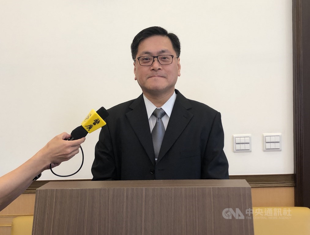 藝人秦偉涉嫌性侵造型師、編劇及粉絲,一審判刑8年,二審高院30日駁回上訴,仍判刑8年,可上訴。高院發言人王屏夏(圖)指出,秦偉利用演藝人員角色,犯下3起強制性交犯行,行為不可取。中央社記者劉世怡攝 108年4月30日