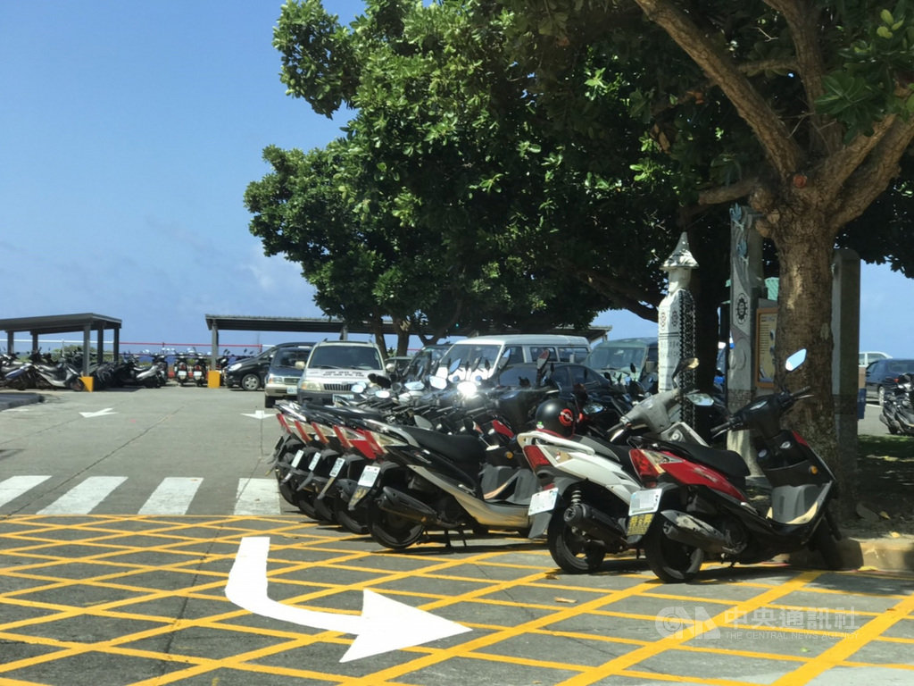 蘭嶼進入觀光季,最近有野銀部落民眾在網路貼文提醒遊客及導遊,財物勿放車箱內,有民眾機車置物箱被撬開並被偷走錢。(民眾提供)中央社記者盧太城台東傳真 108年4月30日