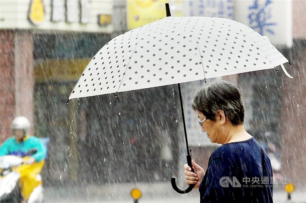 中央氣象局表示,今年春天平均氣溫明顯偏暖,且有集中降雨的趨勢。(中央社檔案照片)