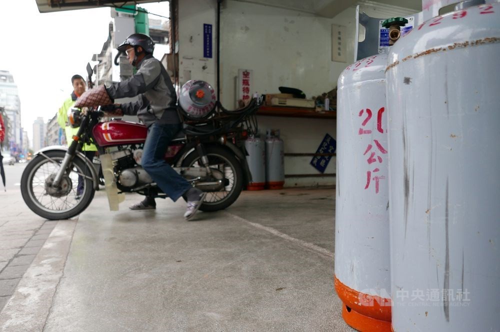 自2日凌晨零時起,桶裝瓦斯每公斤調漲新台幣0.9元,一般家庭每月約多花36元。(中央社檔案照片)