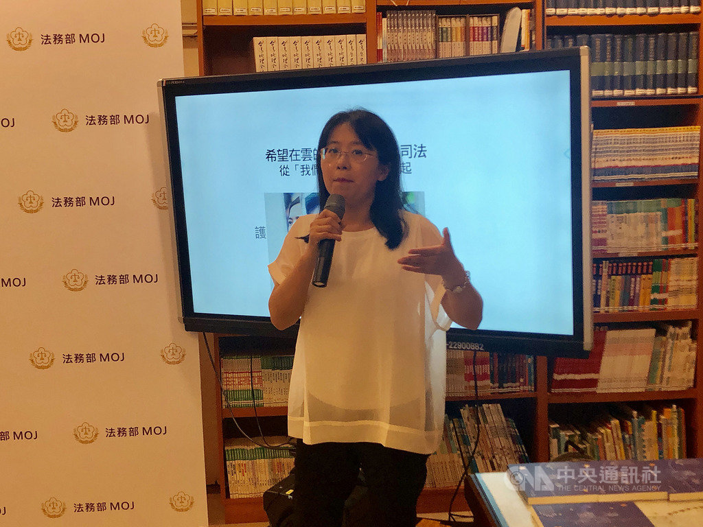 法務部1日與媒體茶敘,桃園地檢署修復促進者、心理師蔡佩純(圖)分享修復式司法案例,希望透過「我們與惡的距離」劇情,可以拋磚引玉,讓外界更了解修復式司法。中央社記者劉世怡攝 108年5月1日