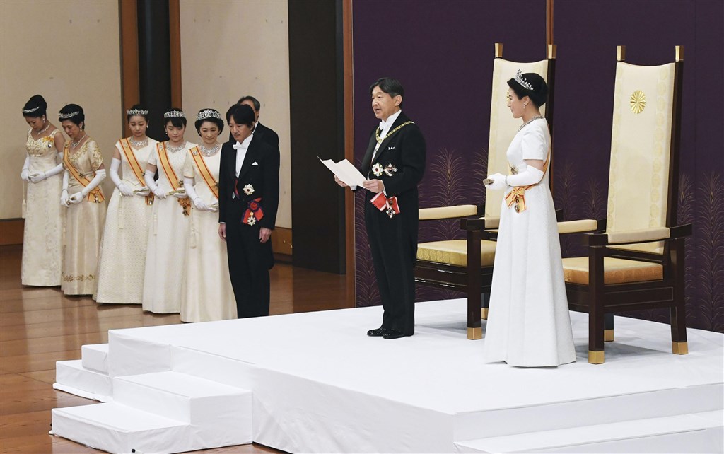 日本皇室「劍璽等承繼之儀」結束後舉行「即位後朝見之儀」,是德仁即位後與新皇后雅子首度與代表國民的人士見面的儀式。(共同社提供)