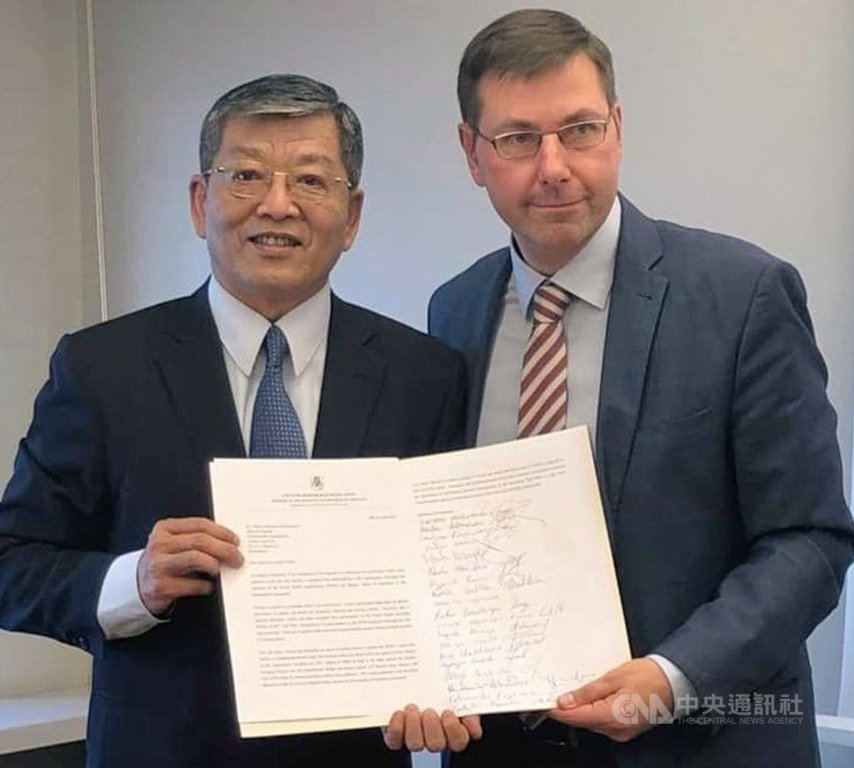 立陶宛80位國會議員近日致函世界衛生組織,挺台參與WHA。立陶宛國會友台小組主席Gintaras Steponavicius日前將信函副本交給外交部次長謝武樵(左)。(取自外交部推特)中央社記者侯姿瑩傳真 108年5月1日