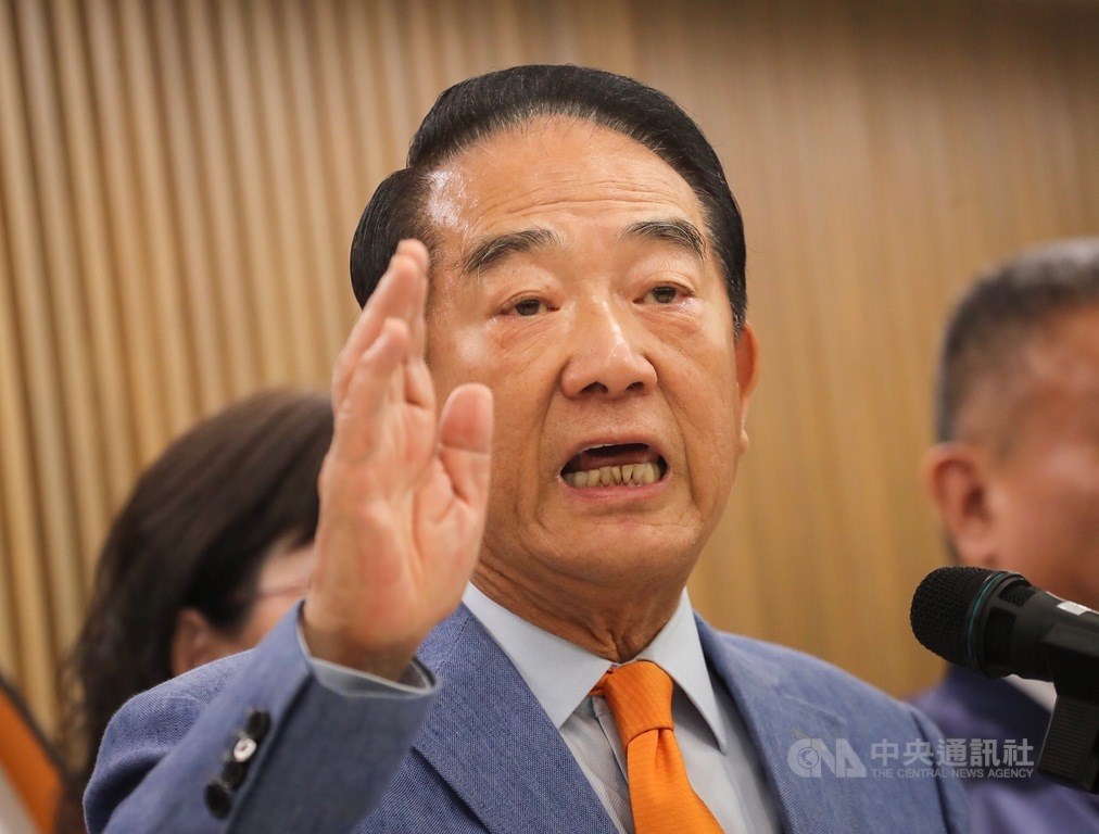 新華社日前刊登親民黨主席宋楚瑜(前中)專訪,文中指出宋楚瑜贊同一國兩制。宋楚瑜2日在台北召開記者會表示,沒講過一國兩制,即日起退回總統府資政聘書。中央社記者裴禛攝 108年5月2日