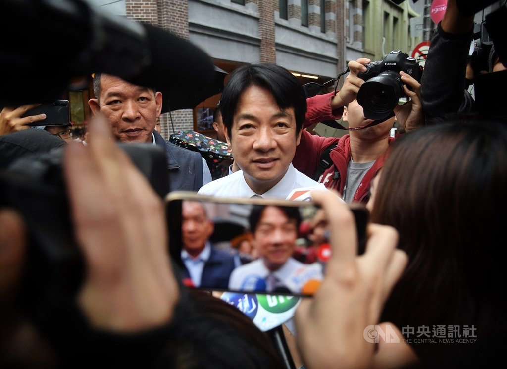 前行政院長賴清德(中)2日下午走訪大稻埕商圈,受到民眾熱烈歡迎,現場加油聲不斷。中央社記者王飛華攝 108年5月2日
