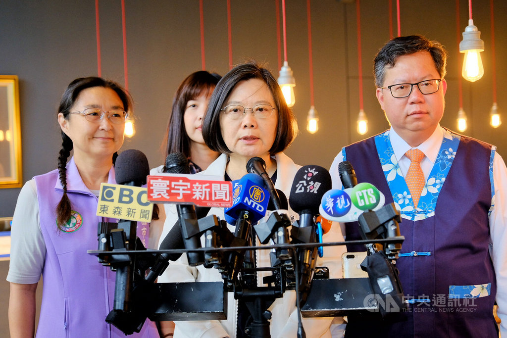 有媒體報導索羅門邦交不穩,總統蔡英文(前中)2日參訪桃園「大溪老茶廠」時受訪表示,有掌握整個情況,政府會盡最大力量與友邦一起努力穩固外交。中央社記者吳睿騏桃園攝 108年5月2日