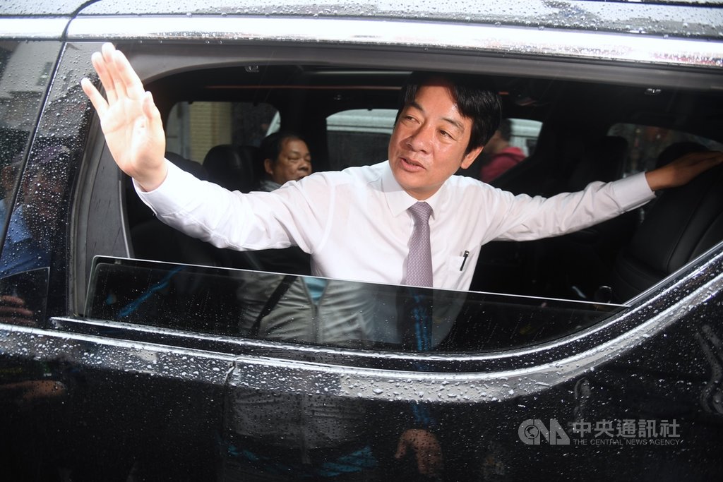 前行政院長賴清德2日到大稻埕地區參訪後,離開前在車上向民眾揮手致意。中央社記者王飛華攝 108年5月2日