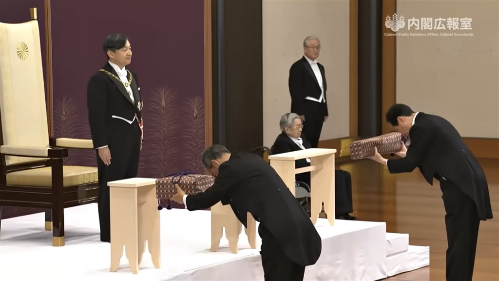 日本1日舉行新日皇「劍璽等承繼之儀」,過程中只有2位成年男性皇族在場觀禮,女性皇族無法參加。(圖取自日本首相官邸YouTube頻道youtube.com)