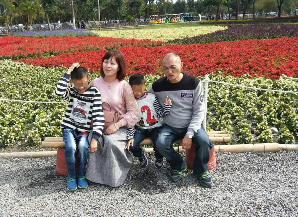 從越南嫁到台灣18年的陳秋柳(左2)面對自閉症兒子、丈夫生病,始終樂觀面對,今年獲選模範母親。(屏東縣政府提供)中央社記者郭芷瑄傳真 108年5月3日