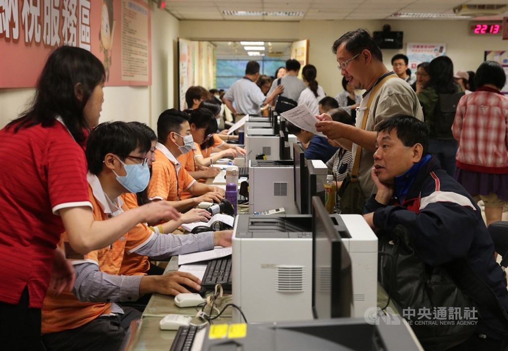 財政資訊中心統計,從1日到2日下午5時,綜所稅網路申報件數已達48萬多件,比107年同期多出約2成。(中央社檔案照片)