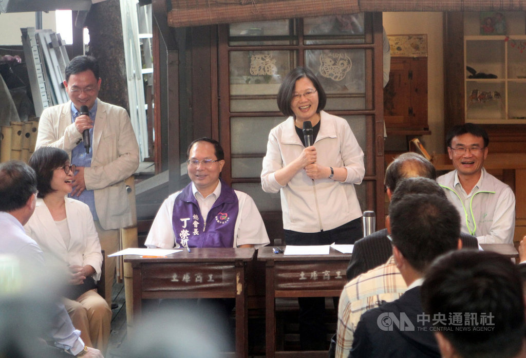 總統蔡英文(後右2)3日下午在農委會主委陳吉仲(後右)等人陪同下前往雲林縣,與農機業者、農民團體,以及毛巾業者第二代座談,現場氣氛熱絡。中央社記者黃國芳攝 108年5月3日