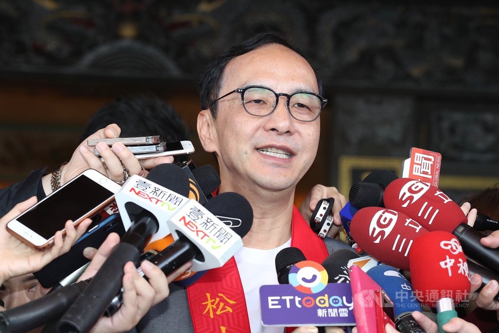 前新北市長朱立倫(圖)3日到松山慈惠堂出席2019台北母娘文化季保民遶境嘉年華活動後受訪表示,4日就要與國民黨主席吳敦義會面,國民黨2020一定要推出最強的人選,一個球隊若只靠一位明星球員,是打不了勝仗的,國民黨是一個團隊。中央社記者吳翊寧攝 108年5月3日