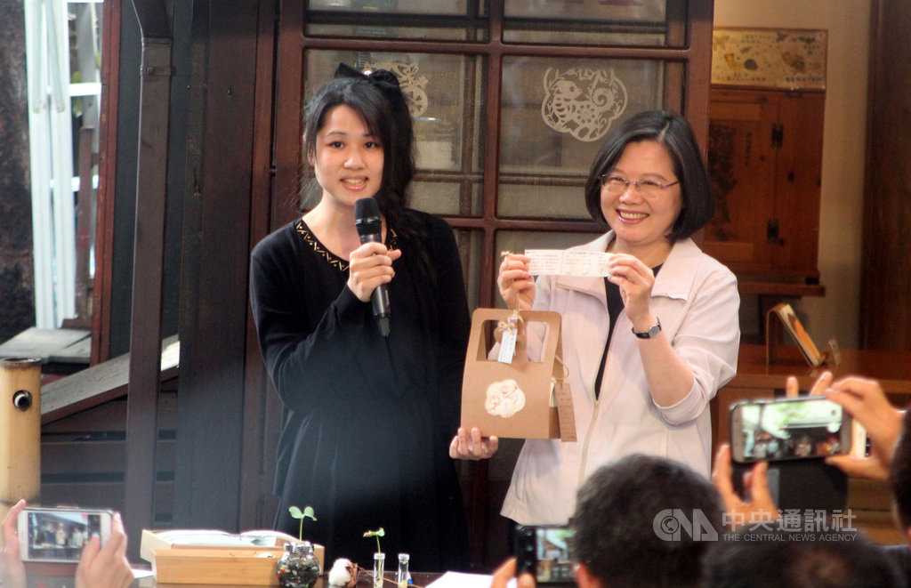總統蔡英文(右)3日下午前往雲林縣虎尾故事館座談,毛巾業者第二代特地致贈蔡總統毛巾文創商品。中央社記者黃國芳攝 108年5月3日
