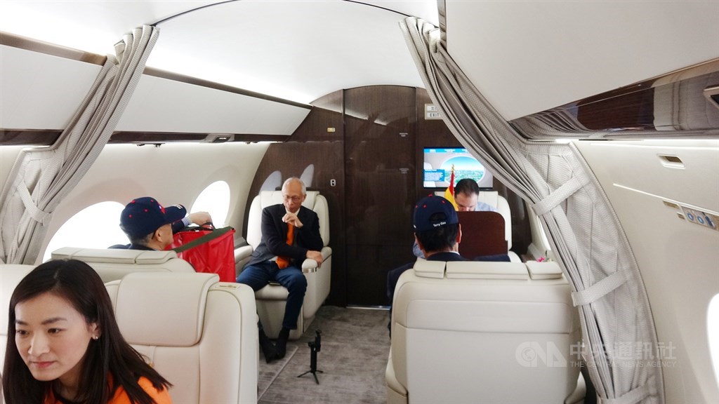鴻海集團董事長郭台銘私人專機罕見曝光,機內設備舒適寬敞。中央社記者江今葉密爾瓦基攝 108年5月3日