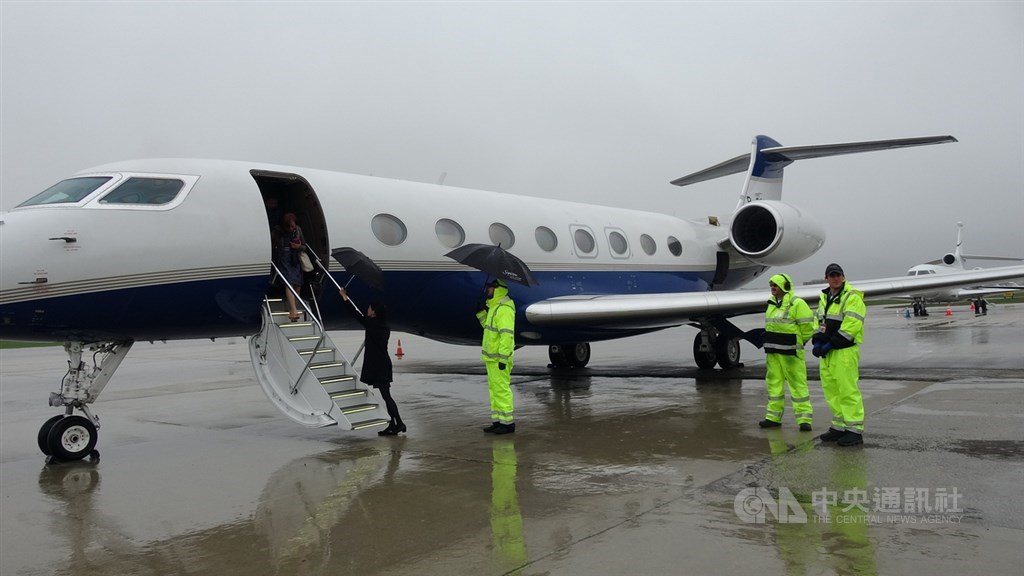 鴻海集團董事長郭台銘的私人專機罕見在媒體曝光,這款灣流650ER型,最多可搭乘14人。中央社記者江今葉密爾瓦基攝 108年5月3日
