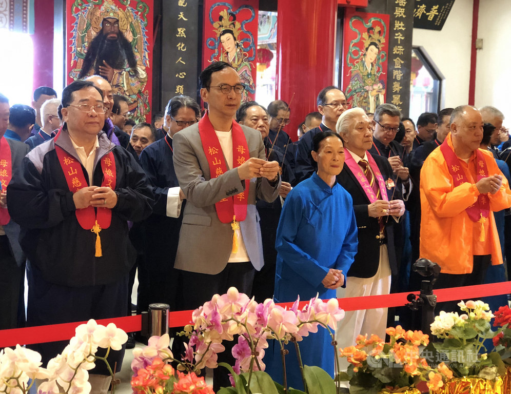 前新北市長朱立倫(前排左2)3日上午出席「2019台北母娘文化季保民遶境嘉年華」,表示國民黨是一個團隊,一個球隊若只靠一位明星球員,是打不了勝仗的。中央社記者王承中攝 108年5月3日