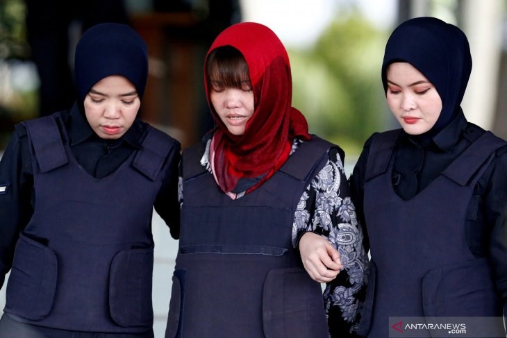 涉及毒殺北韓領導人金正恩哥哥金正男的越南籍女嫌段氏香(中)3日獲釋,已搭機返回越南與分離逾2年的家人團聚。(檔案照片/圖取自印尼安塔拉通訊社網頁)