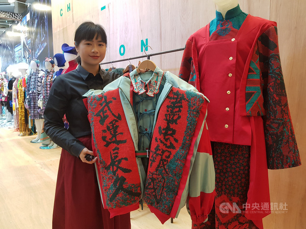 2019金點新秀設計獎5日揭曉,實踐大學服裝設計學系學生盧冠妤(圖)透過服裝重新看待日治時期的台灣與1945終戰,獲得「金點新秀年度最佳設計獎」。評審認為,作品從發想到創作細節都很成熟。中央社記者鄭景雯攝 108年5月5日