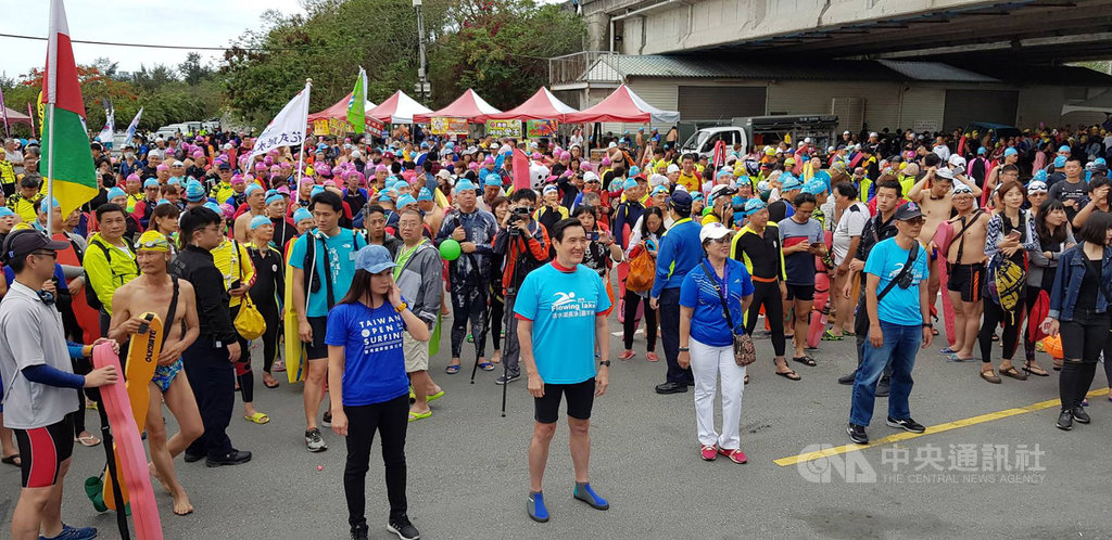 前總統馬英九(前左2)5日到台東參加第2屆活水湖長泳,馬英九與1500名民眾一起做熱身操後下水同游。中央社 108年5月5日