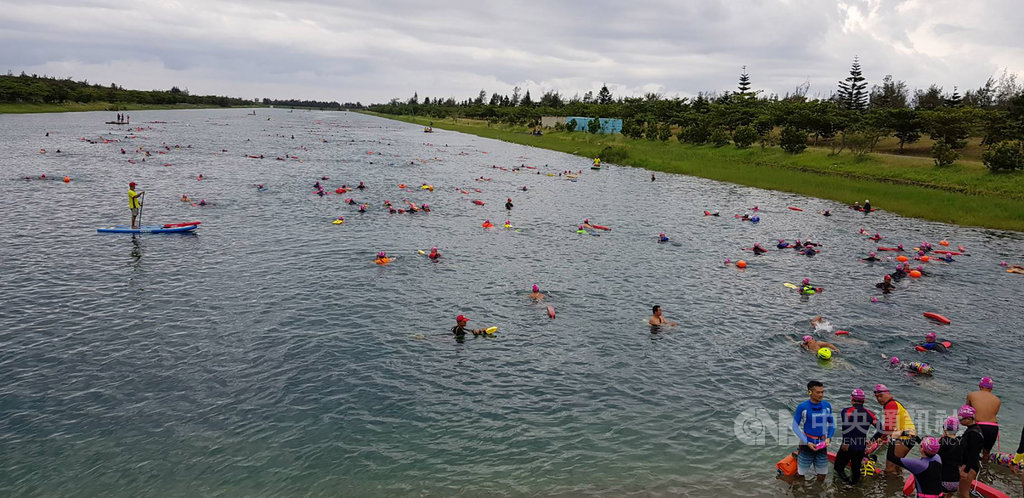 第2屆活水湖長泳嘉年華5日清晨在台東展開,1500名來自各地愛好游泳的民眾齊聚,並下水同游。中央社 108年5月5日