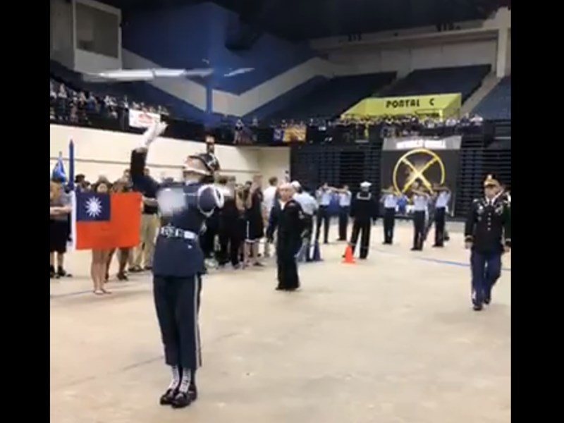 空軍儀隊下士黃士宸5日(台灣時間)出賽國際儀隊操槍錦標賽,拋接過程中失誤掉槍,右手也被劃傷、流血,但他仍沉穩完賽。(圖取自facebook.com/cafhq)