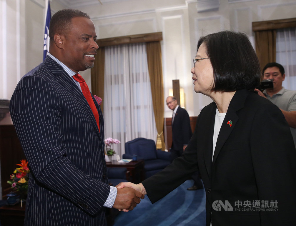 總統蔡英文(前右)6日在總統府,接見聖克里斯多福及尼維斯外交暨航空部長兼尼維斯島行政首長布蘭特利(Mark Brantley)(左)訪問團,蔡總統表示,中國對台灣的打壓不斷,力道也越來越強,但台灣不會因此而退縮,台灣走向世界的決心也不會改變,會持續與友邦一起努力,深化彼此之間的合作關係。中央社記者鄭傑文攝 108年5月6日