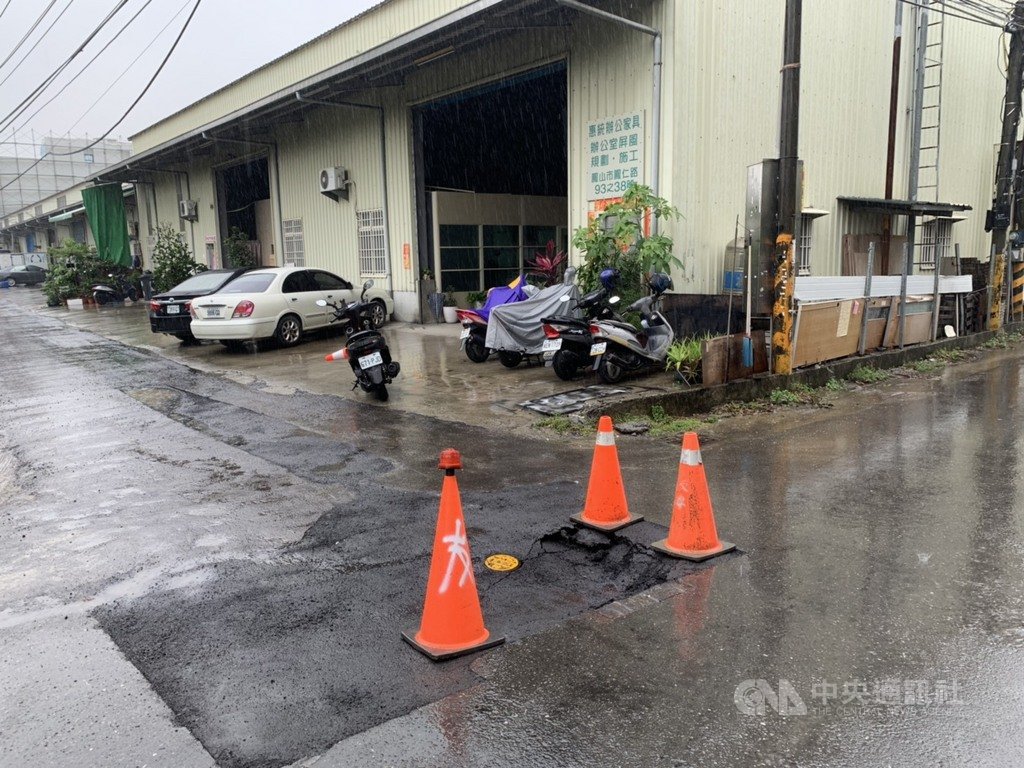 連日降雨,高雄市鳳山區鳳仁路6日出現道路沉陷,造成民眾恐慌,當地里長和市府養工處緊急做交通維持,並請自來水公司處理。(工務局提供)中央社記者王淑芬傳真 108年5月6日