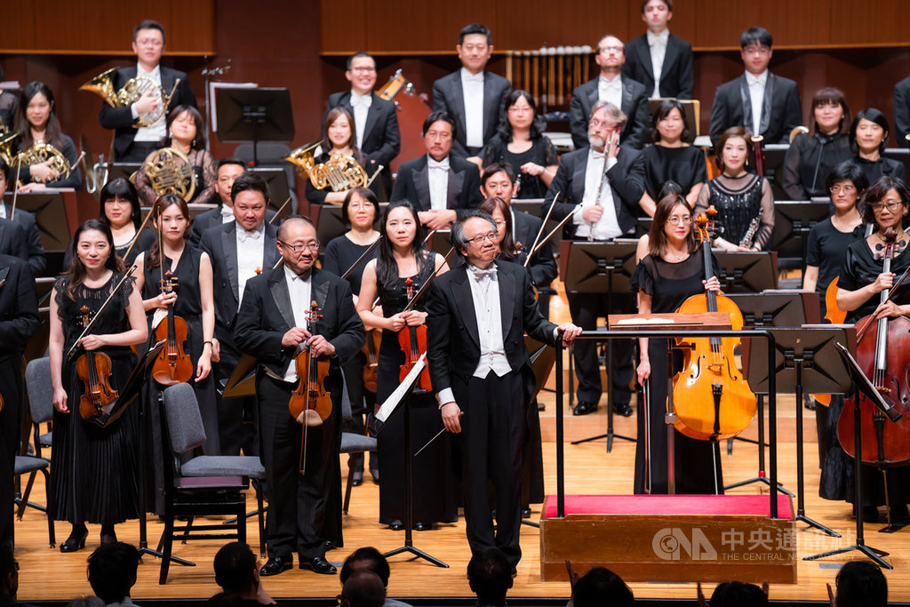 國家交響樂團(NSO)6日在日本大阪交響廳進行最後一場「來自台灣─2019日本巡演」演出,音樂總監呂紹嘉(前排中)在演出後率團員謝幕。(NSO國家交響樂團提供)中央社記者洪健倫傳真 108年5月6日