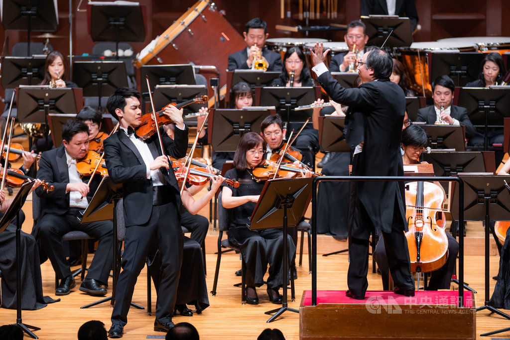 國家交響樂團(NSO)6日在日本大阪交響廳進行最後一場「來自台灣─2019日本巡演」演出,小提琴家林品任(前左)演奏「孟德爾頌E小調小提琴協奏曲」。(NSO國家交響樂團提供)中央社記者洪健倫傳真 108年5月6日