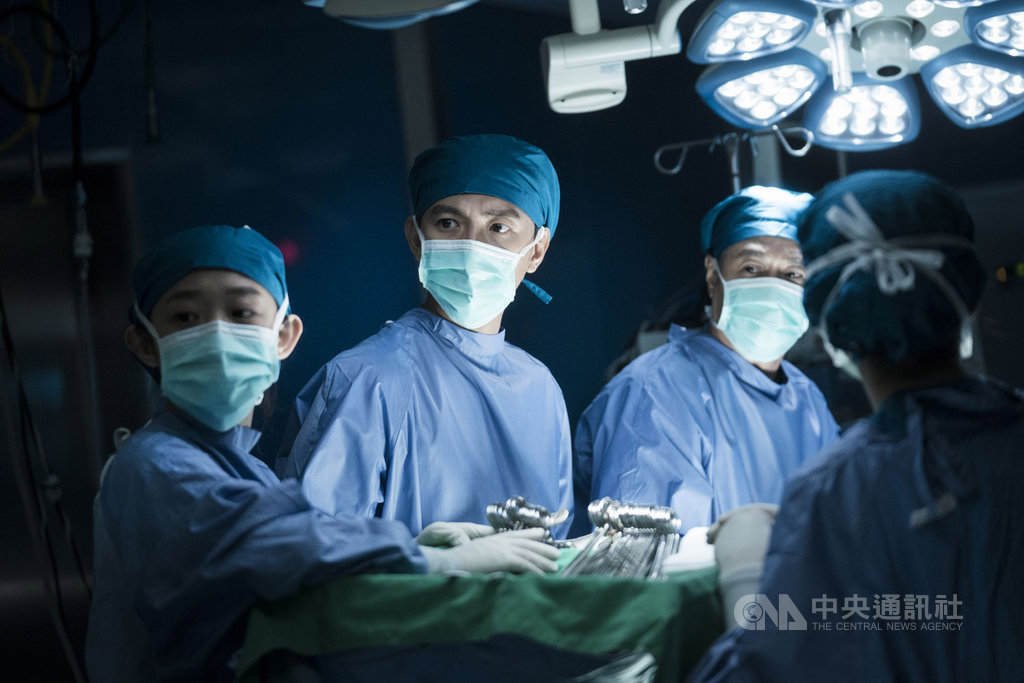 台灣首部器捐移植協調師職人劇「生死接線員」4日開播,首播收視率6日出爐,最高達1.65創佳績,劇中手術戲碼精細,獲不少網友讚賞。(公視提供)中央社記者江佩凌傳真 108年5月6日