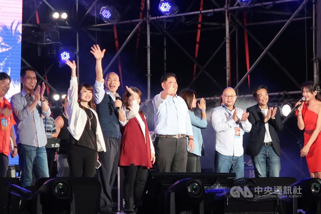 2019春天吶喊音樂藝術祭3日至5日在高雄旗津海岸舉行,高雄市長韓國瑜(左4)4日晚間現身獻唱「讀你」。中央社記者王淑芬攝 108年5月4日