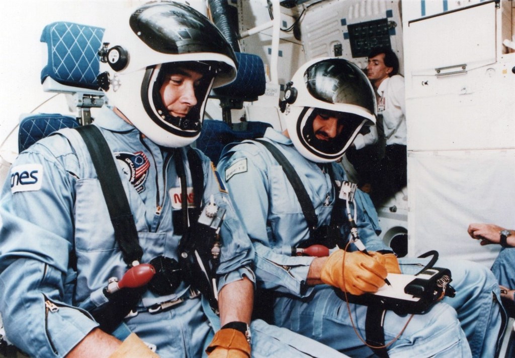 首位穆斯林太空人沙烏地阿拉伯蘇爾坦親王(前排右)於1985年齋戒月期間參與發現號太空梭任務。(圖取自維基共享資源,版權屬公眾領域)