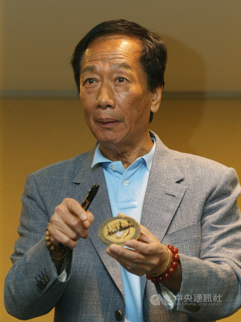 宣布參選總統的鴻海董事長郭台銘(圖)6日在張榮發基金會舉行美國行返台記者會,向國人報告美國行成果,並展示美國總統川普的簽名紀念品。中央社記者郭日曉攝 108年5月6日