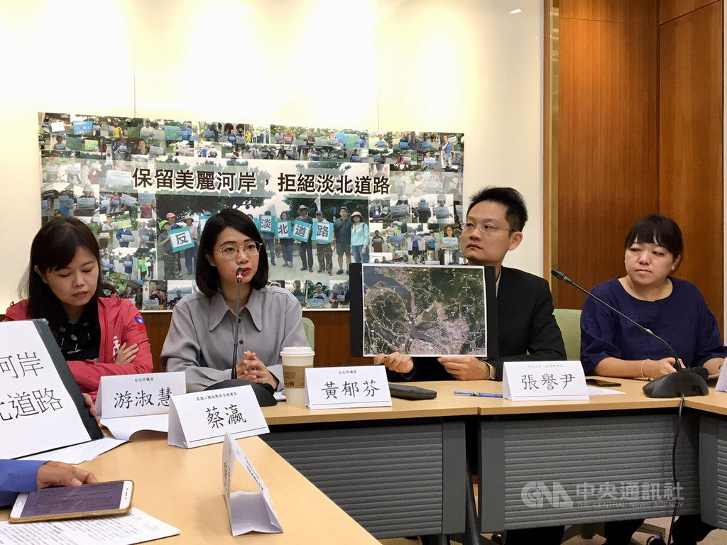 台北市議員黃郁芬(左2)7日表示,興建淡北道路未必能解決塞車問題,據最新環評報告顯示,完工後每天將增加3500運次進入台北市,只是移轉塞車點。中央社記者陳俊華攝 108年5月7日