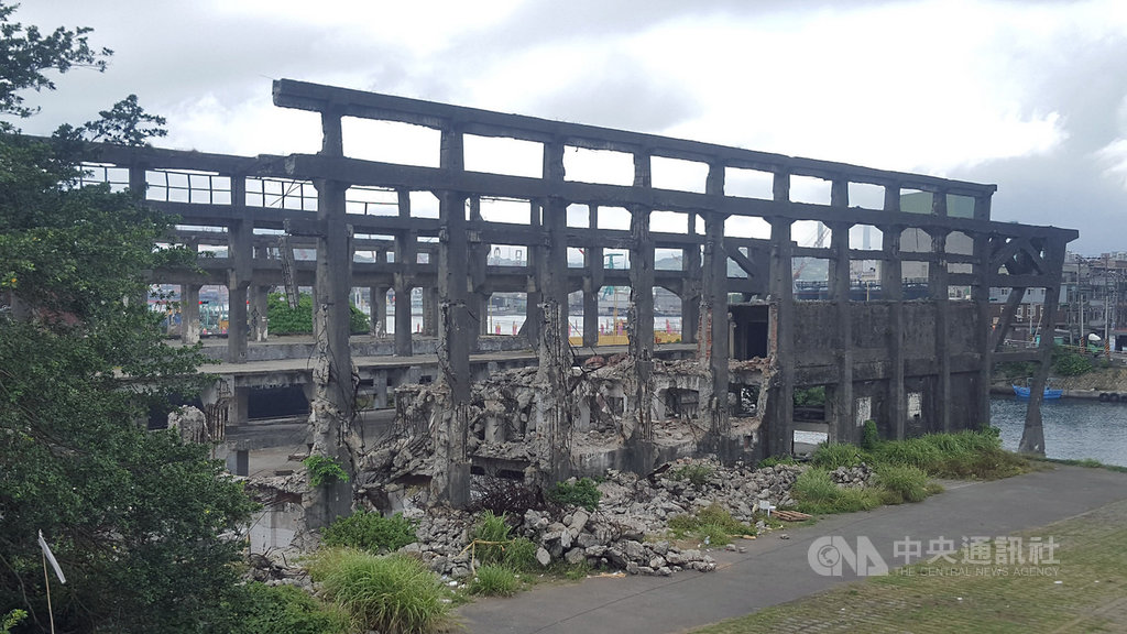 位於基隆地區的阿根納造船廠,105年間曾遭無預警拆除,被市府緊急喊卡,其遺構形塑的獨特風貌吸引不少民眾朝聖;業者也提出遺構再利用計畫,日前已通過文資審議,將賦予造船廠新生。(資料照片)中央社記者王朝鈺攝 108年5月7日
