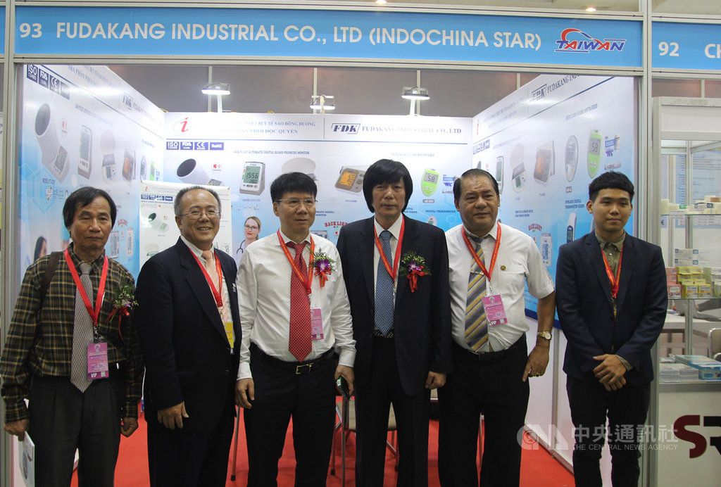 2019年越南國際醫藥醫療機器展覽會8日起在河內舉行4天,共有450家來自30個國家和地區的業者參展,展出各自醫療方面的優質產品,包括23家台灣廠商。圖為越南衛生部副部長張國強(Truong Quoc Cuong)(左3)等代表參觀台灣廠商展位後合影。中央社河內攝 108年5月8日