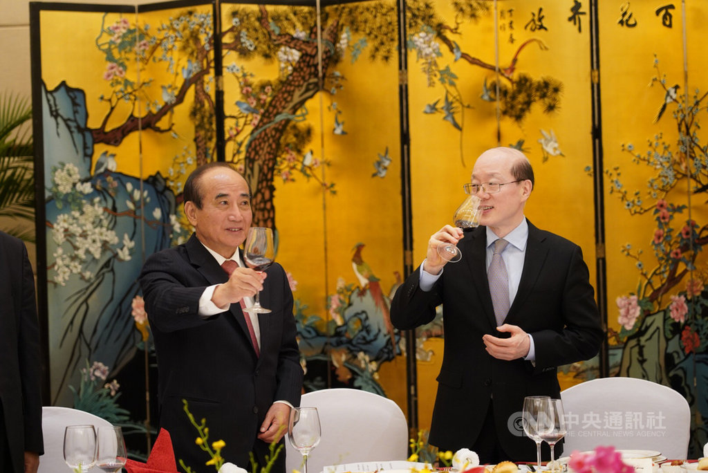 前立法院王金平(左)6日赴中國大陸展開祭祖尋根之旅,8日在廈門與中國國台辦主任劉結一(右)會面與午宴。王金平表示,中華兒女一家親,本是同根生,血脈文化無法切割,所以,台獨是假議題,根本行不通。(王金平辦公室提供)中央社記者劉冠廷傳真 108年5月8日
